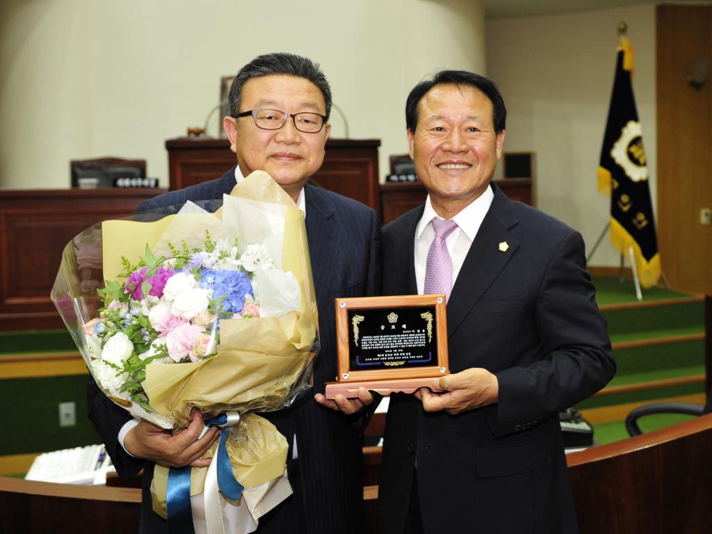 공로패 전달(이필용 음성군수)
